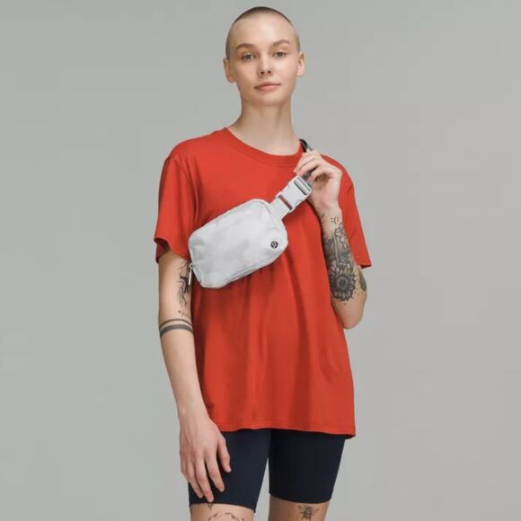 Lululemon Everywhere Crossbody Belt Bag 1L - Gray Camo - Picture 5 of 5